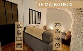 Place De Parking Au Pied Du Logement - Spacieux Et Atypique